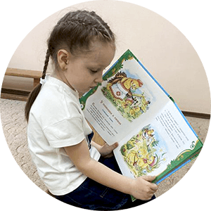 Девочка читает книгу