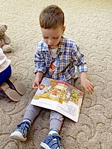 Ребёнок читает книгу
